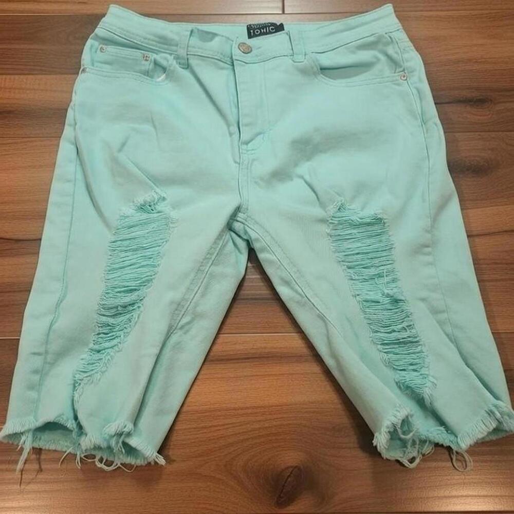 Size Large distressed teal shorts 💙🔥